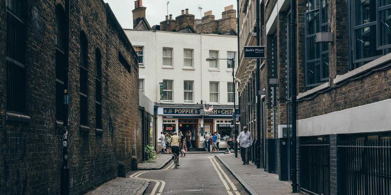 量化投资新视角：算法交易如何通过捕捉市场微小价差优化您的股票与资产配置